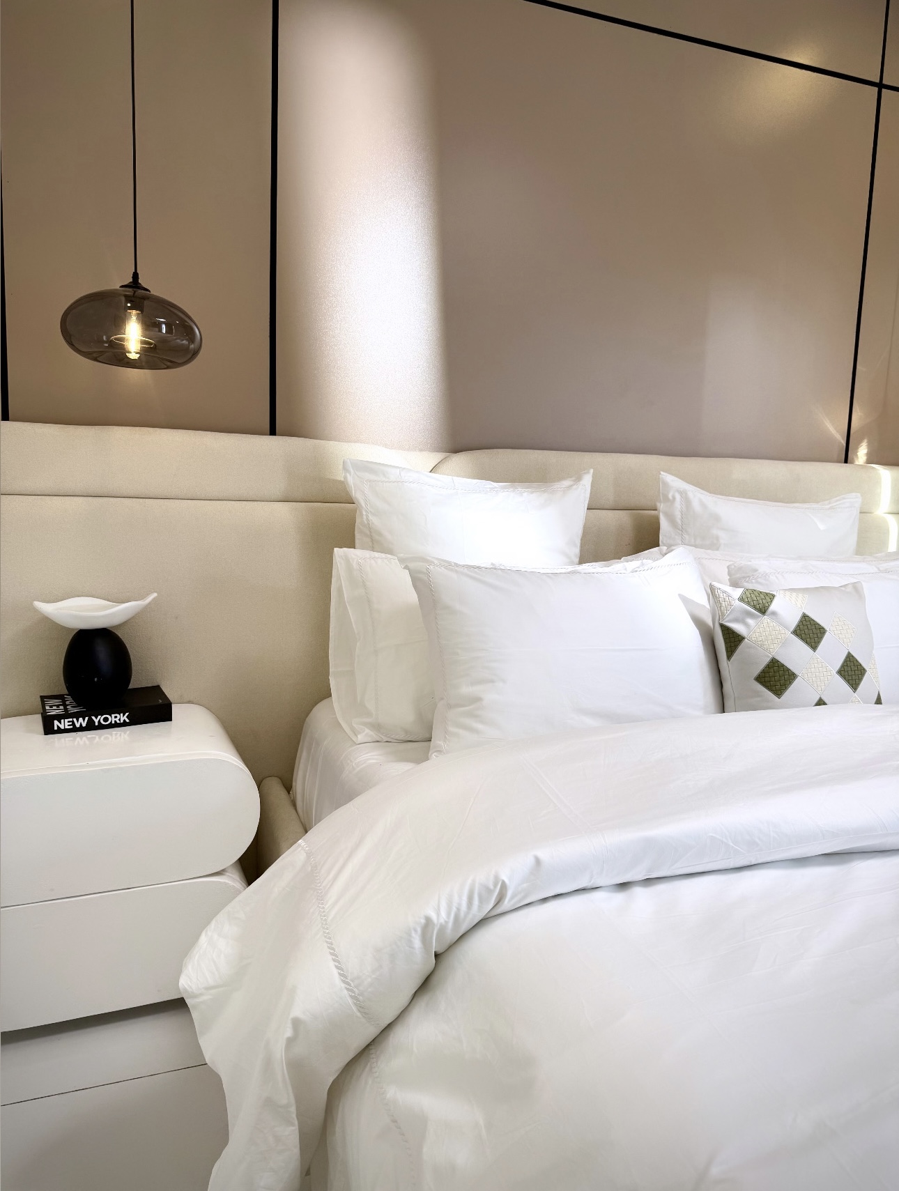 The Tufed white set - Image 2