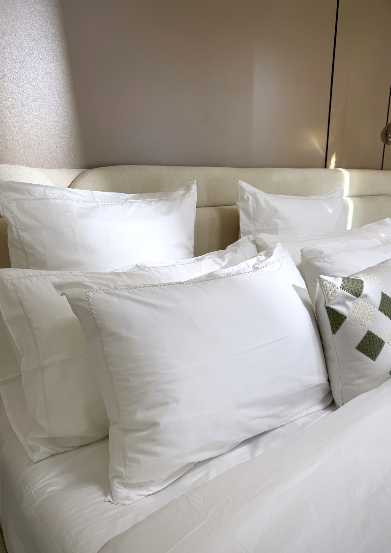 The Tufed white set - Image 5