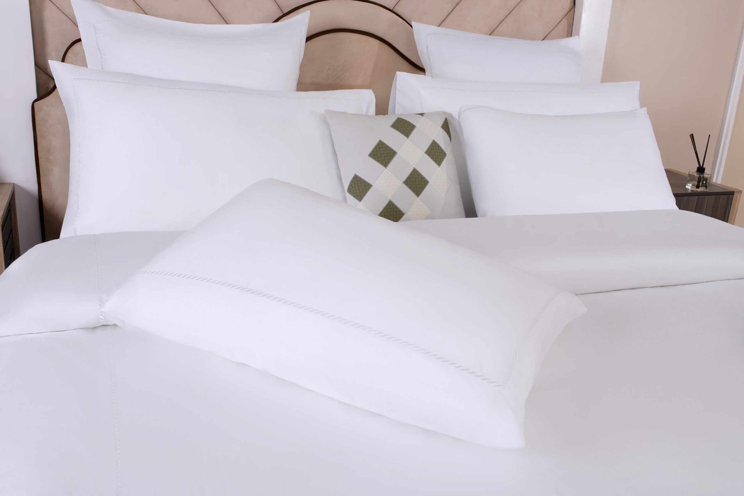 The Tufed white set - Image 4